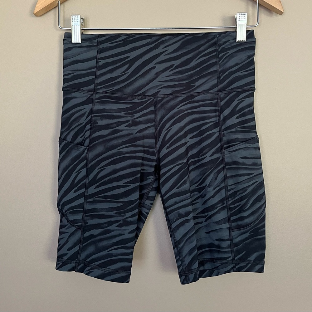 {Lululemon} Fast and Free Short 8" in Le Tigre Camo Deep Coal Multi - Womens 6